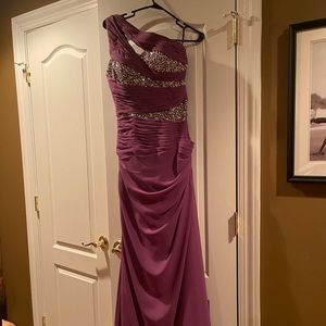 Prom gown, size 4 never worn